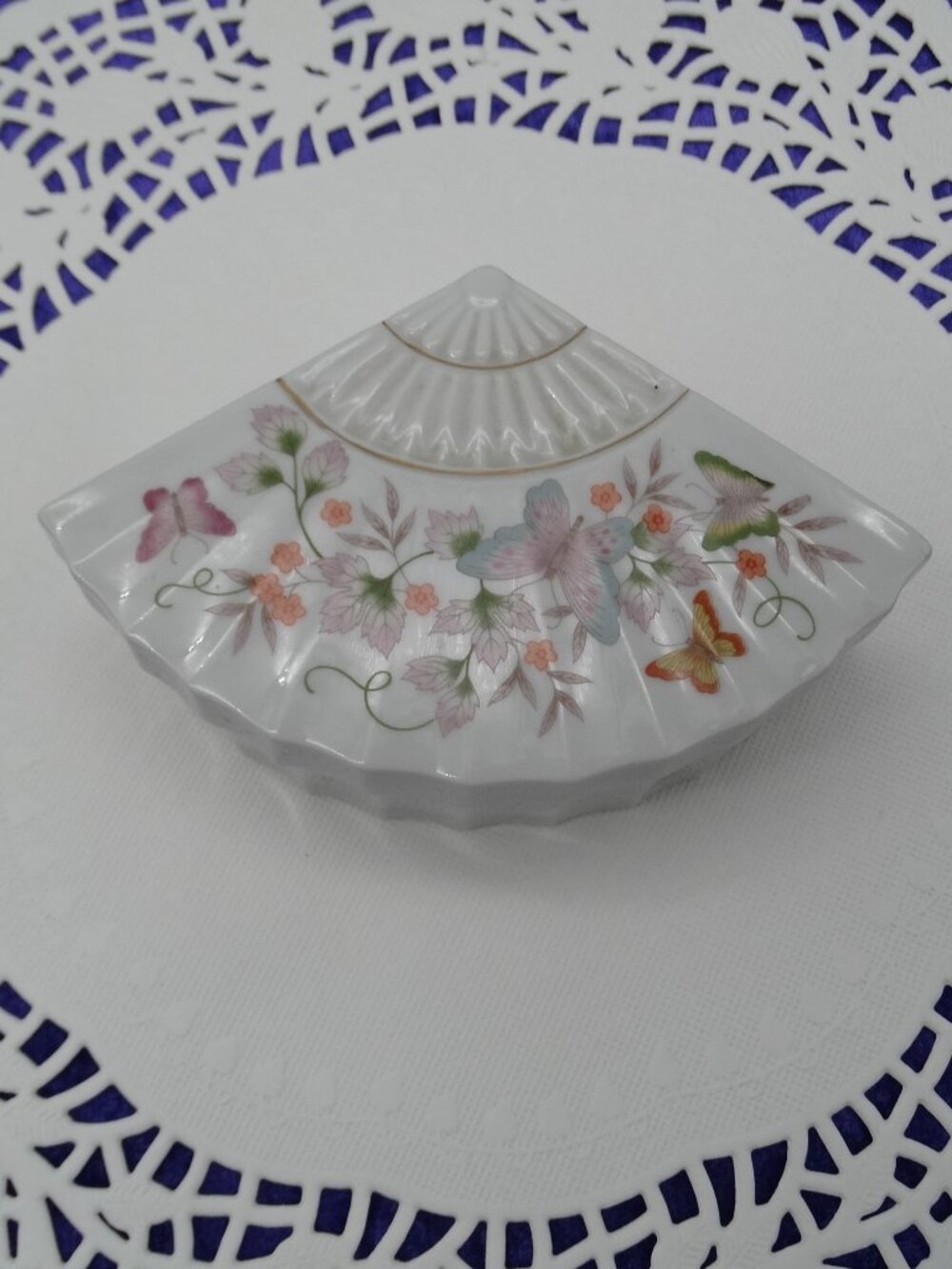 Avon 1980 Hand Crafted Porcelain Fan Shape Trinket Jewelry Box
